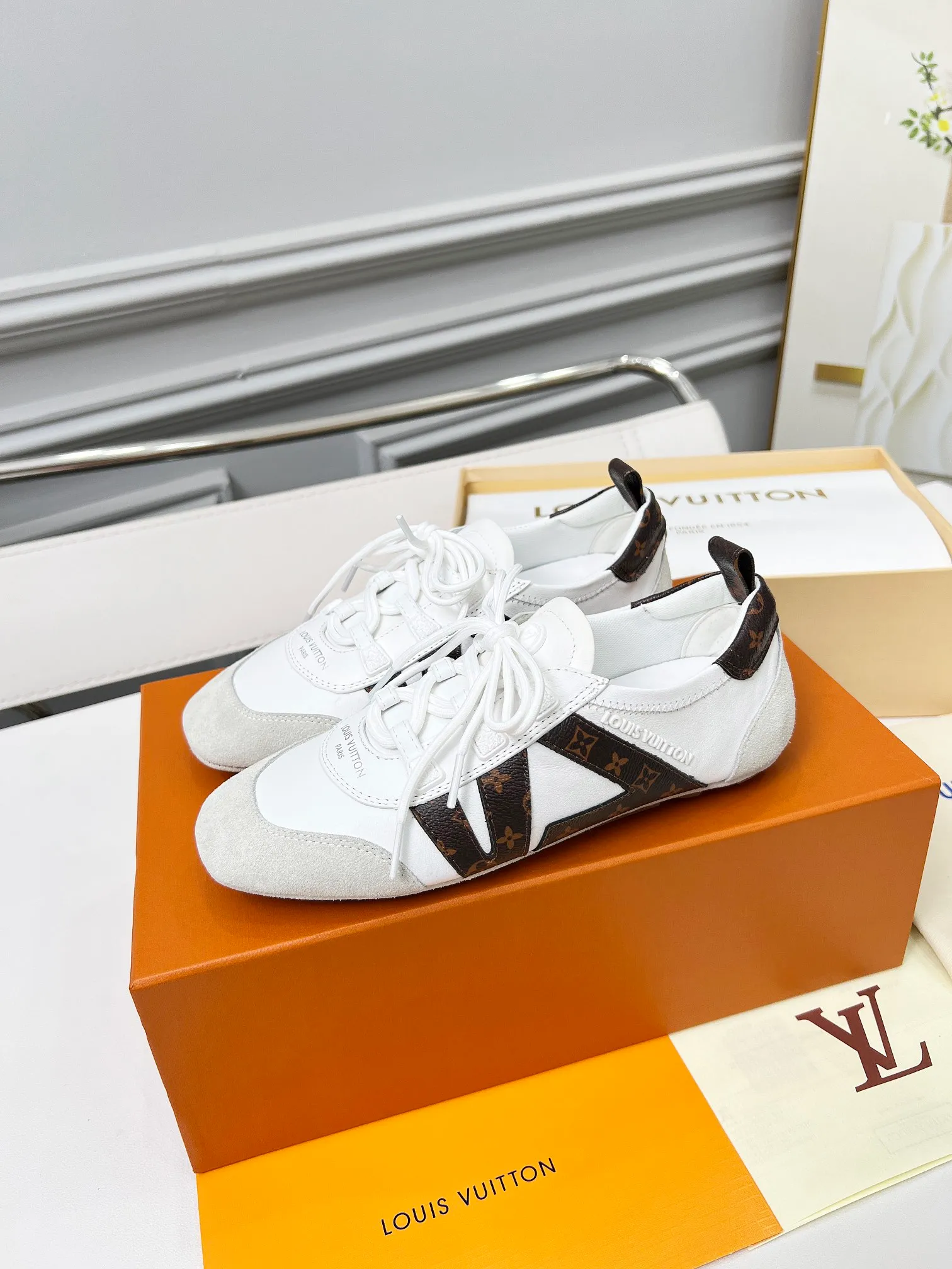 👟👟Ex-factory price 600👟👟 LV Sneakerina ballet-style sneakers are made of soft sheepskin and suede cow leather trimmings, and Monogram canvas is used to write the LV letters on the side, combining the light structure of ballet shoes with the comfortable texture of sneakers. Sacchetto craftsmanship and an injection-molded outsole complete the package, allowing for flexibility in a variety of looks. Code number: 35~41, colors are being updated...
